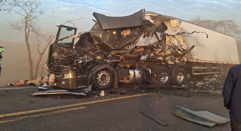 Acidente entre duas carretas interdita completamente a BR-364 em Pedra Preta